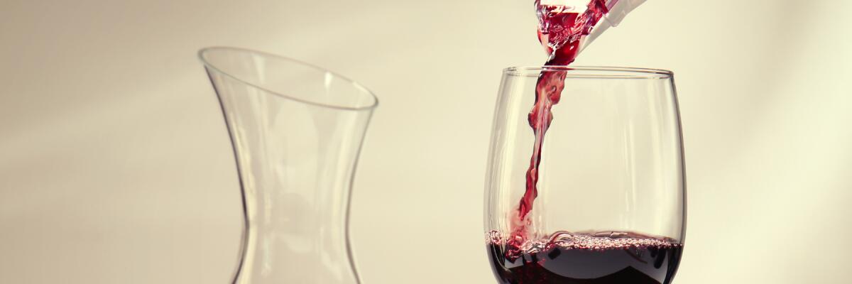 Das Geheimnis des Dekantierens: Wann und Warum Dein Wein Luft braucht